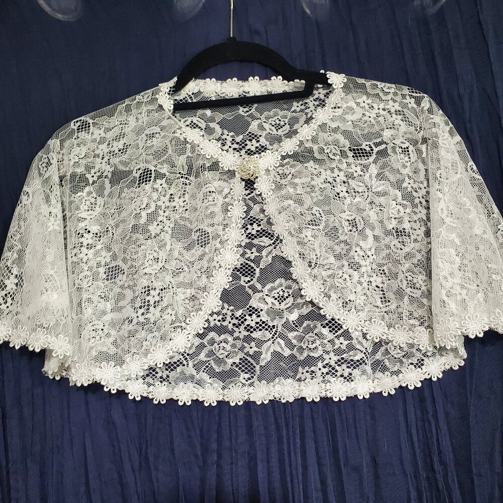 White Floral Lace Bridal Bolero Shawl Wrap w/rhinestone brooch closure